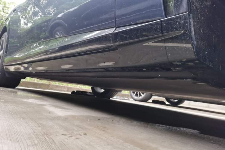 Used Xiaomi Auto YU7 2025 Ultra-Long Range High-Performance All-Wheel-Drive Max Edition Right Side Sill