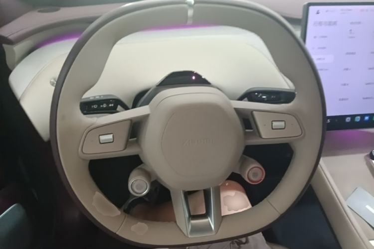 Used Xiaomi Auto YU7 2025 Ultra-Long Range Rear-Wheel Drive Version Steering Wheel