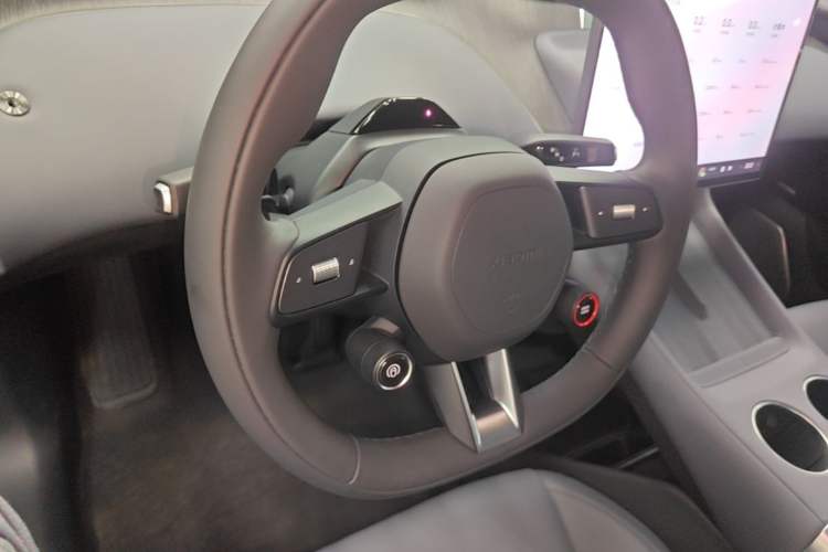 Used Xiaomi Auto YU7 2025 Ultra-Long Range Rear-Wheel Drive Version Steering Wheel