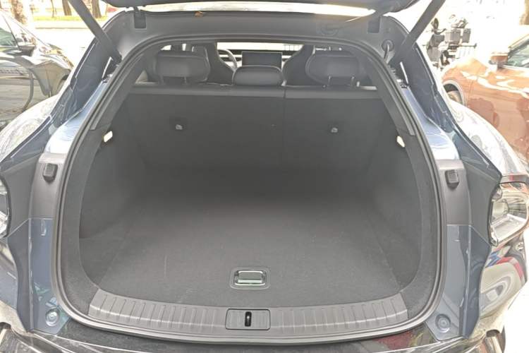 Used Xiaomi Auto YU7 2025 Ultra-Long Range High-Performance All-Wheel-Drive Max Edition Trunk