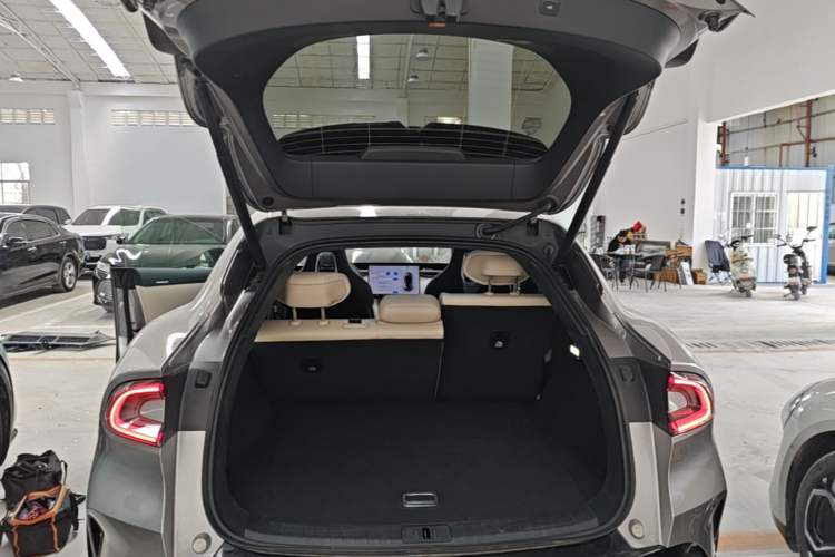 Used Xiaomi Auto YU7 2025 Ultra-Long Range High-Performance All-Wheel-Drive Max Edition Trunk