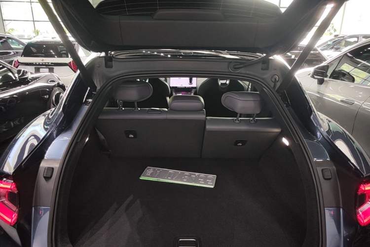 Used Xiaomi Auto YU7 2025 Ultra-Long Range High-Performance All-Wheel-Drive Max Edition Trunk