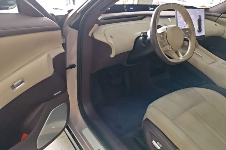 Used Xiaomi Auto YU7 2025 Ultra-Long Range High-Performance All-Wheel-Drive Max Edition Driver Seat