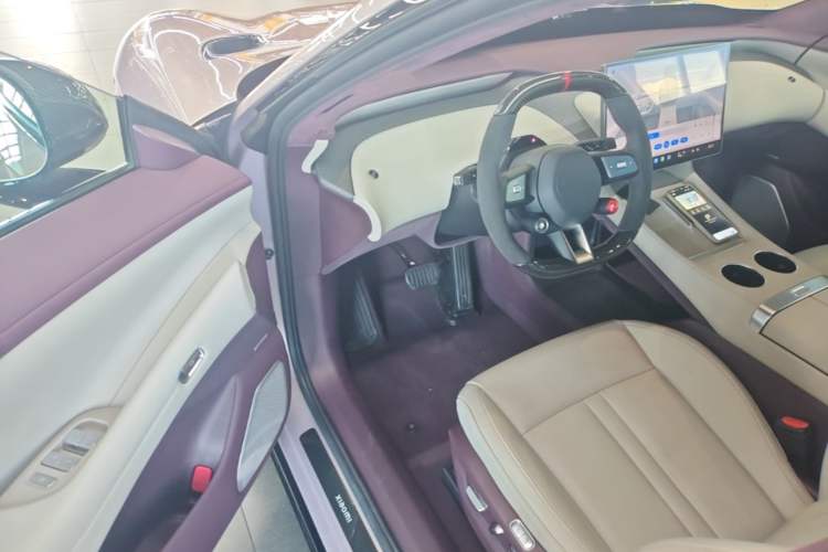 Used Xiaomi Auto YU7 2025 Ultra-Long Range High-Performance All-Wheel-Drive Max Edition Driver Seat