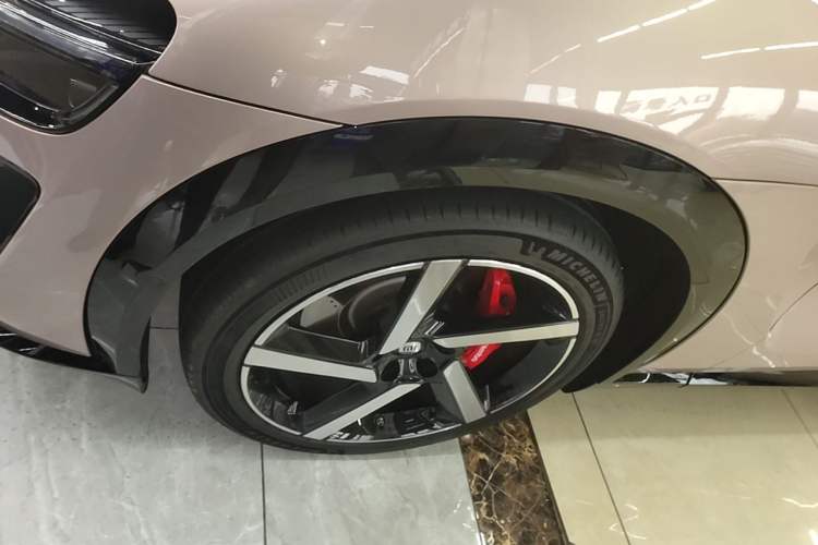 Used Xiaomi Auto YU7 2025 Ultra-Long Range High-Performance All-Wheel-Drive Max Edition Exterior 4
