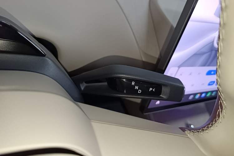 Used Xiaomi Auto YU7 2025 Ultra-Long Range High-Performance All-Wheel-Drive Max Edition Gear Lever