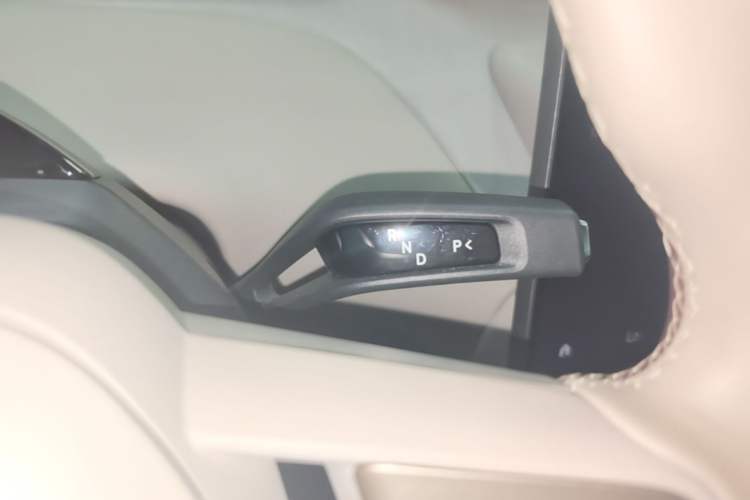 Used Xiaomi Auto YU7 2025 Ultra-Long Range High-Performance All-Wheel-Drive Max Edition Gear Lever