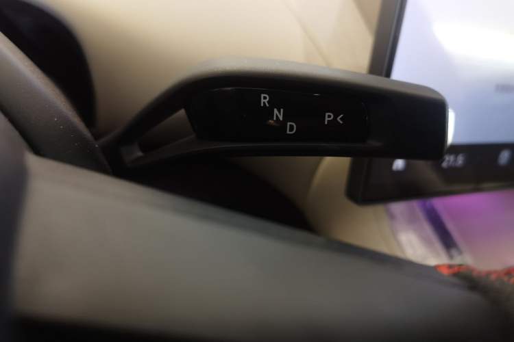 Used Xiaomi Auto YU7 2025 Ultra-Long Range High-Performance All-Wheel-Drive Max Edition Gear Lever