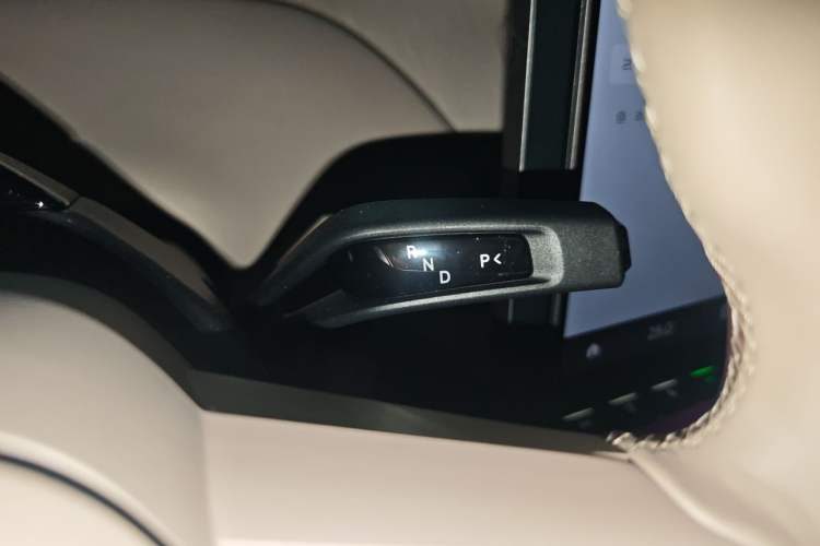 Used Xiaomi Auto YU7 2025 Ultra-Long Range High-Performance All-Wheel-Drive Max Edition Gear Lever