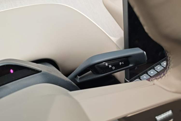 Used Xiaomi Auto YU7 2025 Ultra-Long Range High-Performance All-Wheel-Drive Max Edition Gear Lever