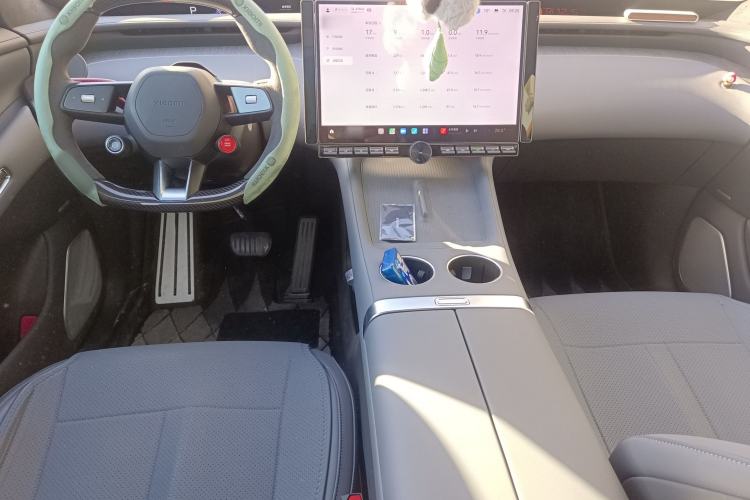 Used Xiaomi Auto YU7 2025 Ultra-Long Range High-Performance All-Wheel-Drive Max Edition Center Console