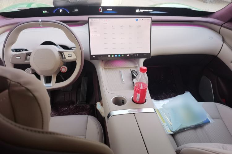 Used Xiaomi Auto YU7 2025 Ultra-Long Range High-Performance All-Wheel-Drive Max Edition Center Console