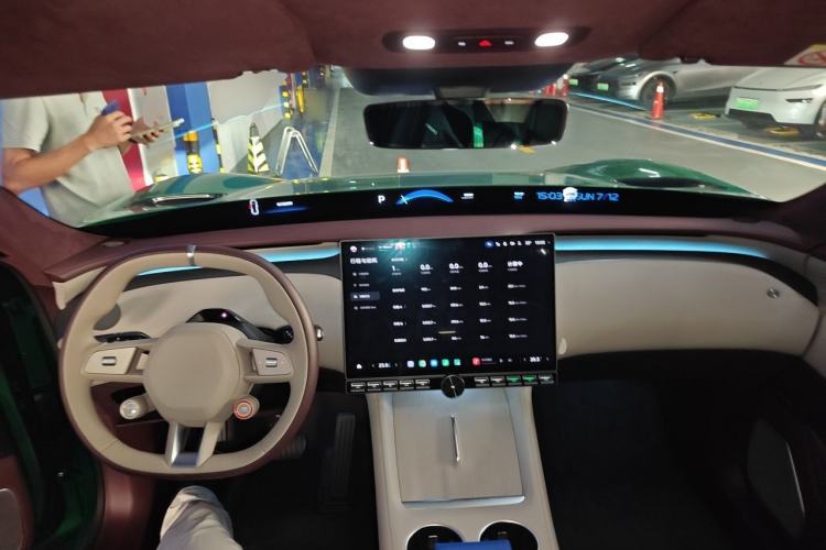 Used Xiaomi Auto YU7 2025 Ultra-Long Range High-Performance All-Wheel-Drive Max Edition Center Console