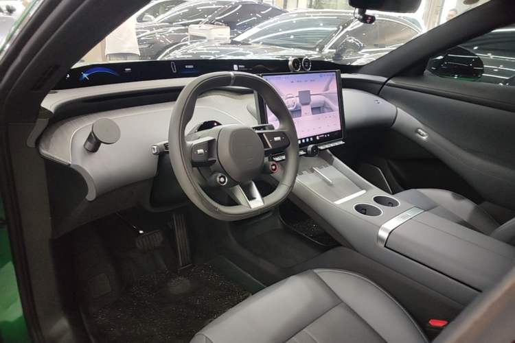 Used Xiaomi Auto YU7 2025 Ultra-Long Range Rear-Wheel Drive Version Center Console
