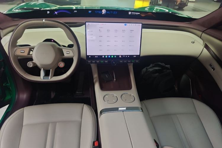 Used Xiaomi Auto YU7 2025 Ultra-Long Range High-Performance All-Wheel-Drive Max Edition Center Console