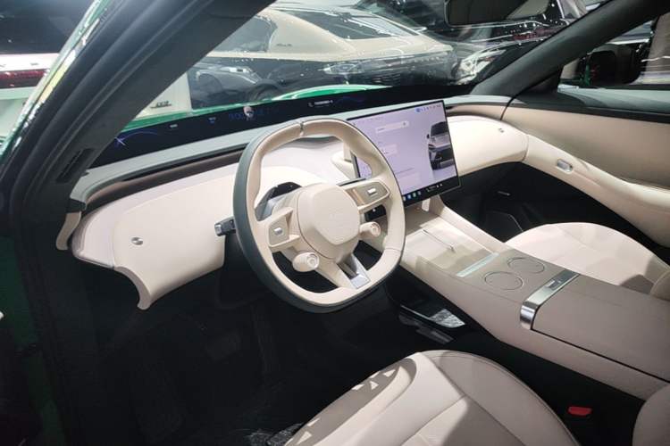 Used Xiaomi Auto YU7 2025 Ultra-Long Range High-Performance All-Wheel-Drive Max Edition Center Console