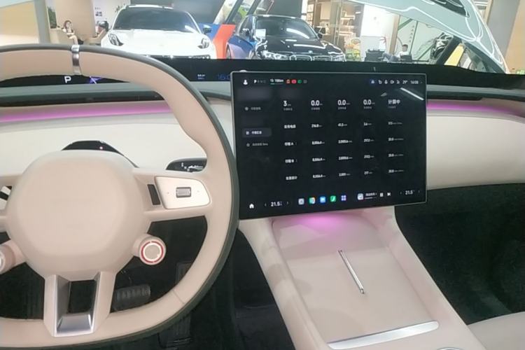 Used Xiaomi Auto YU7 2025 Ultra-Long Range High-Performance All-Wheel-Drive Max Edition Center Console