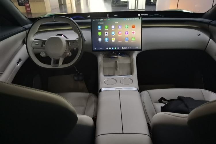Used Xiaomi Auto YU7 2025 Ultra-Long Range High-Performance All-Wheel-Drive Max Edition Center Console