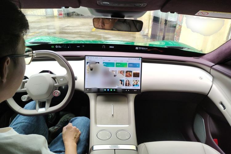 Used Xiaomi Auto YU7 2025 Ultra-Long Range High-Performance All-Wheel-Drive Max Edition Center Console