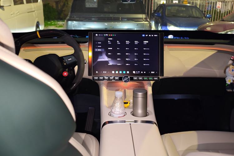 Used Xiaomi Auto YU7 2025 Ultra-Long Range High-Performance All-Wheel-Drive Max Edition Center Console