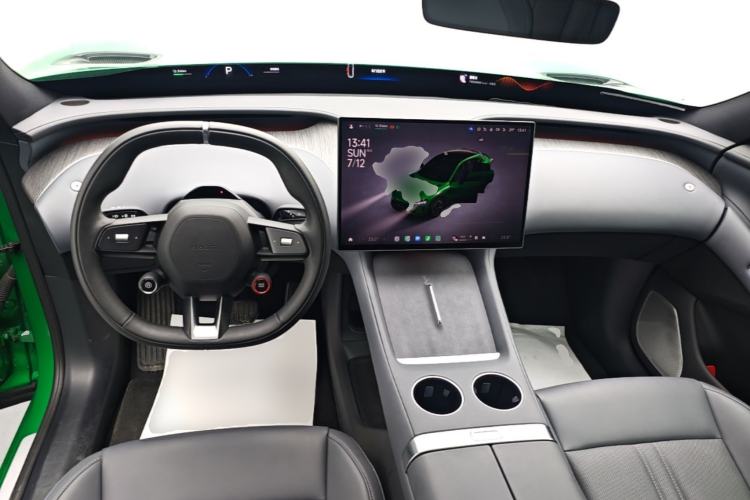 Used Xiaomi Auto YU7 2025 Ultra-Long Range Rear-Wheel Drive Version Center Console