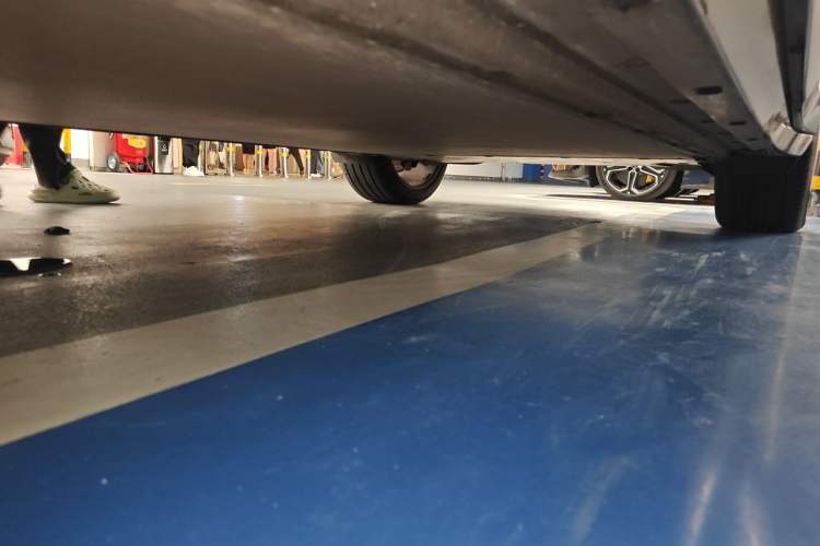 Used Xiaomi Auto YU7 2025 Ultra-Long Range High-Performance All-Wheel-Drive Max Edition Chassis Front Left