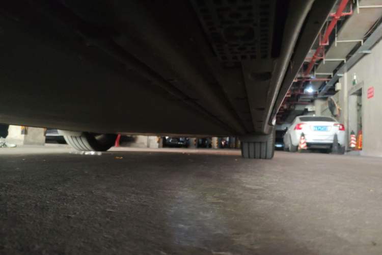 Used Xiaomi Auto YU7 2025 Ultra-Long Range High-Performance All-Wheel-Drive Max Edition Chassis Front Left