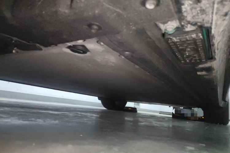 Used Xiaomi Auto YU7 2025 Ultra-Long Range High-Performance All-Wheel-Drive Max Edition Chassis Front Left