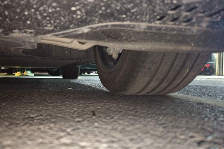 Used Xiaomi Auto YU7 2025 Ultra-Long Range High-Performance All-Wheel-Drive Max Edition Chassis Front Left