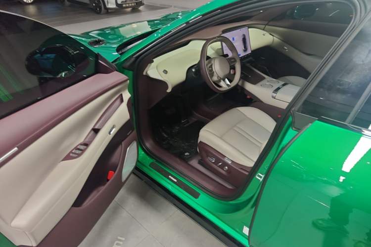 Used Xiaomi Auto YU7 2025 Ultra-Long Range High-Performance All-Wheel-Drive Max Edition Driver Seat