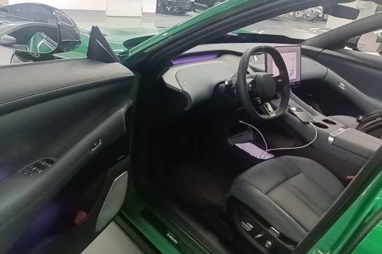Used Xiaomi Auto YU7 2025 Ultra-Long Range High-Performance All-Wheel-Drive Max Edition Driver Seat