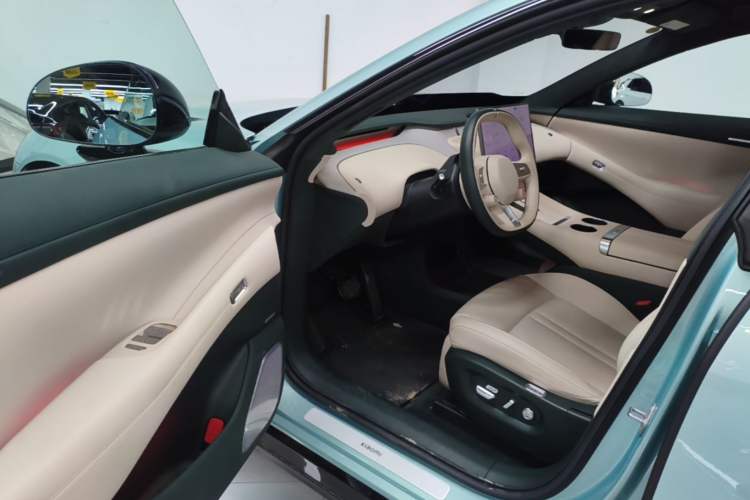 Used Xiaomi Auto YU7 2025 Ultra-Long Range High-Performance All-Wheel-Drive Max Edition Driver Seat