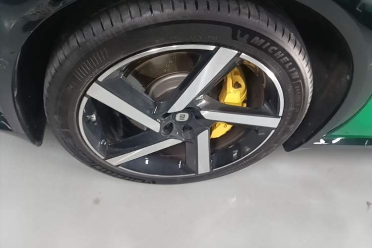 Used Xiaomi Auto YU7 2025 Ultra-Long Range High-Performance All-Wheel-Drive Max Edition Exterior 4