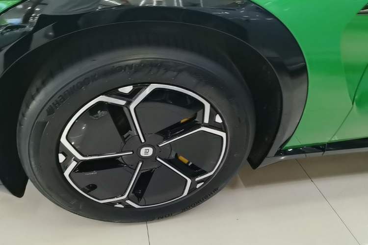 Used Xiaomi Auto YU7 2025 Ultra-Long Range High-Performance All-Wheel-Drive Max Edition Exterior 4