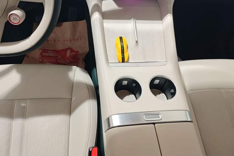 Used Xiaomi Auto YU7 2025 Ultra-Long Range Rear-Wheel Drive Version Gear Lever