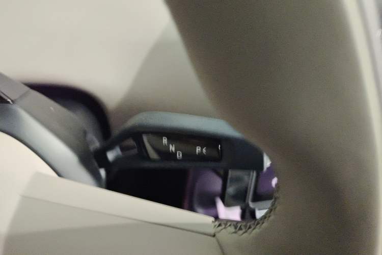 Used Xiaomi Auto YU7 2025 Ultra-Long Range High-Performance All-Wheel-Drive Max Edition Gear Lever