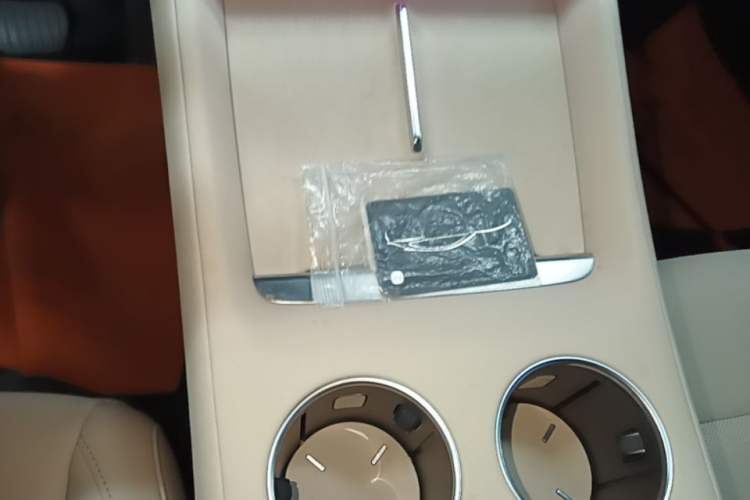 Used Xiaomi Auto YU7 2025 Ultra-Long Range High-Performance All-Wheel-Drive Max Edition Gear Lever