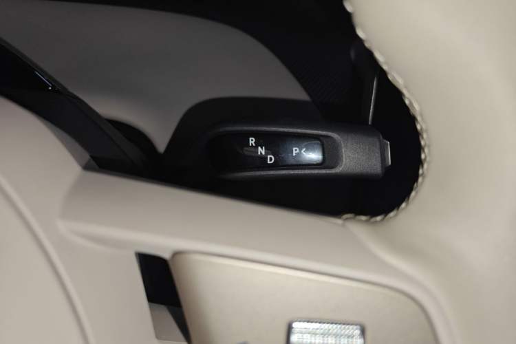 Used Xiaomi Auto YU7 2025 Ultra-Long Range High-Performance All-Wheel-Drive Max Edition Gear Lever