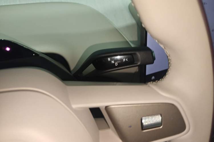 Used Xiaomi Auto YU7 2025 Ultra-Long Range High-Performance All-Wheel-Drive Max Edition Gear Lever