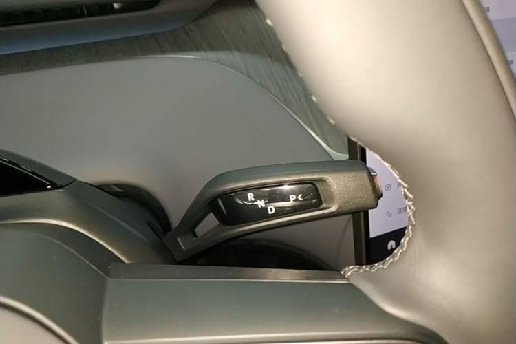 Used Xiaomi Auto YU7 2025 Ultra-Long Range Rear-Wheel Drive Version Gear Lever