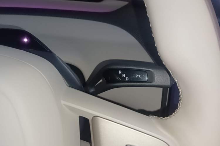 Used Xiaomi Auto YU7 2025 Ultra-Long Range High-Performance All-Wheel-Drive Max Edition Gear Lever