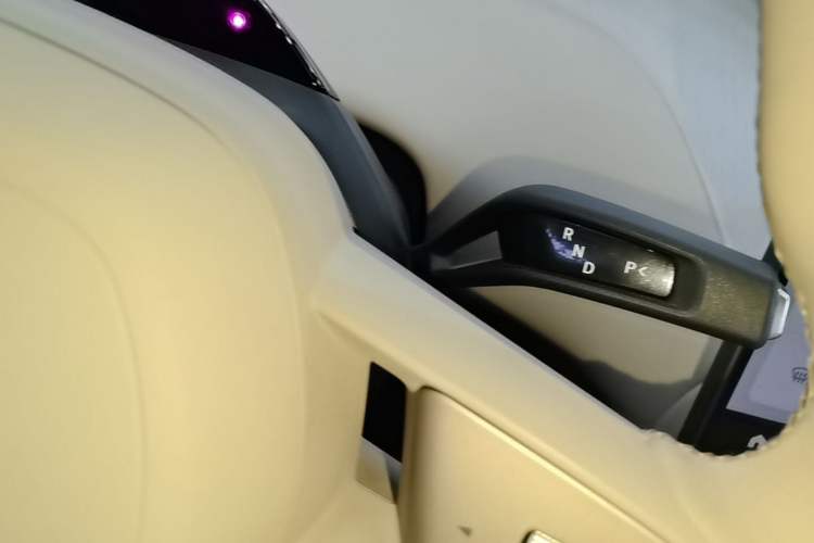 Used Xiaomi Auto YU7 2025 Ultra-Long Range High-Performance All-Wheel-Drive Max Edition Gear Lever