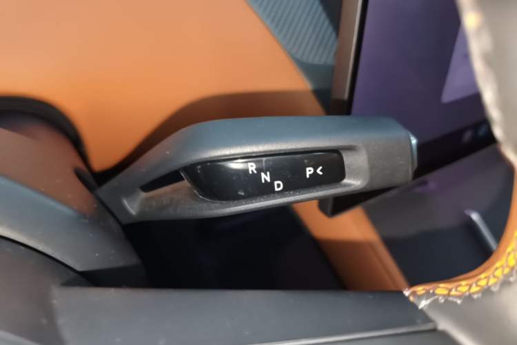 Used Xiaomi Auto YU7 2025 Ultra-Long Range High-Performance All-Wheel-Drive Max Edition Gear Lever
