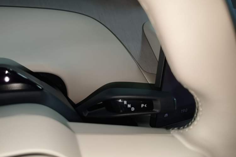 Used Xiaomi Auto YU7 2025 Ultra-Long Range High-Performance All-Wheel-Drive Max Edition Gear Lever