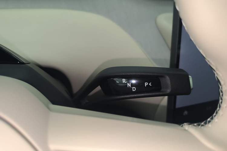 Used Xiaomi Auto YU7 2025 Ultra-Long Range High-Performance All-Wheel-Drive Max Edition Gear Lever