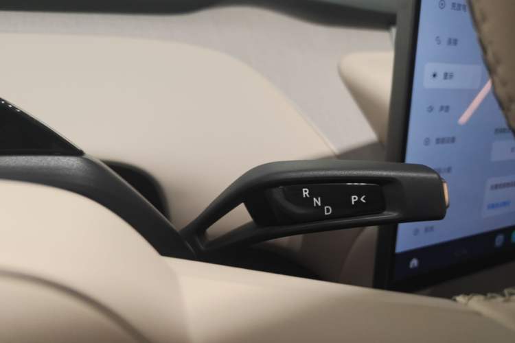 Used Xiaomi Auto YU7 2025 Ultra-Long Range High-Performance All-Wheel-Drive Max Edition Gear Lever