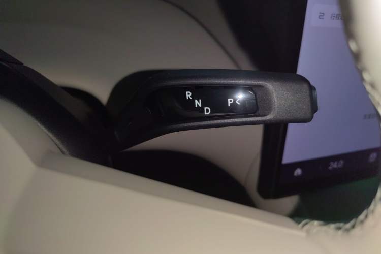 Used Xiaomi Auto YU7 2025 Ultra-Long Range Rear-Wheel Drive Version Gear Lever