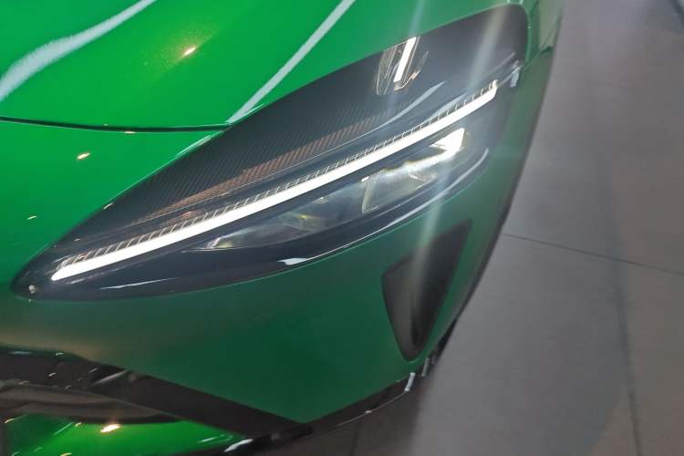 Used Xiaomi Auto YU7 2025 Ultra-Long Range High-Performance All-Wheel-Drive Max Edition Left Front Headlight
