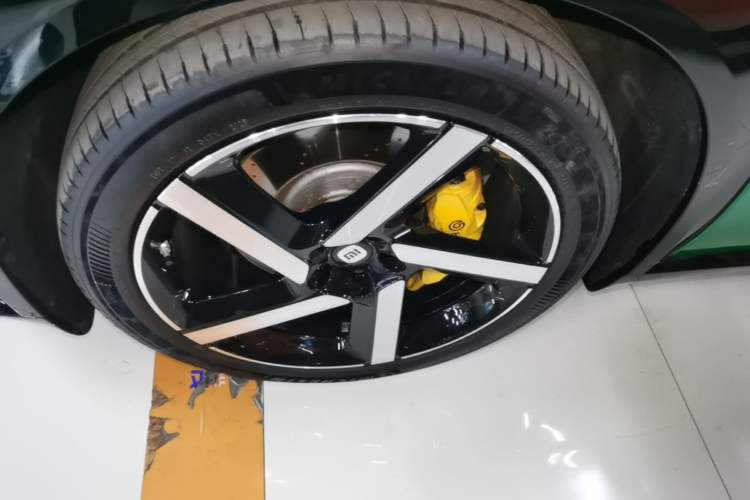 Used Xiaomi Auto YU7 2025 Ultra-Long Range High-Performance All-Wheel-Drive Max Edition Left Front Wheel Hub