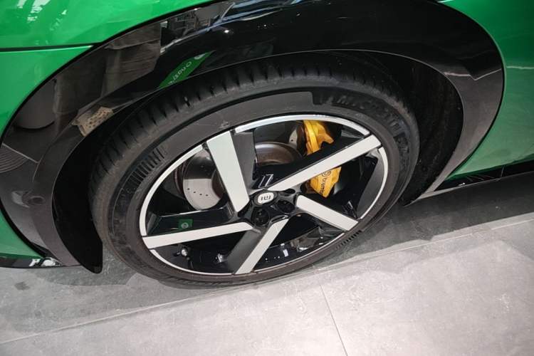 Used Xiaomi Auto YU7 2025 Ultra-Long Range High-Performance All-Wheel-Drive Max Edition Left Front Wheel Hub